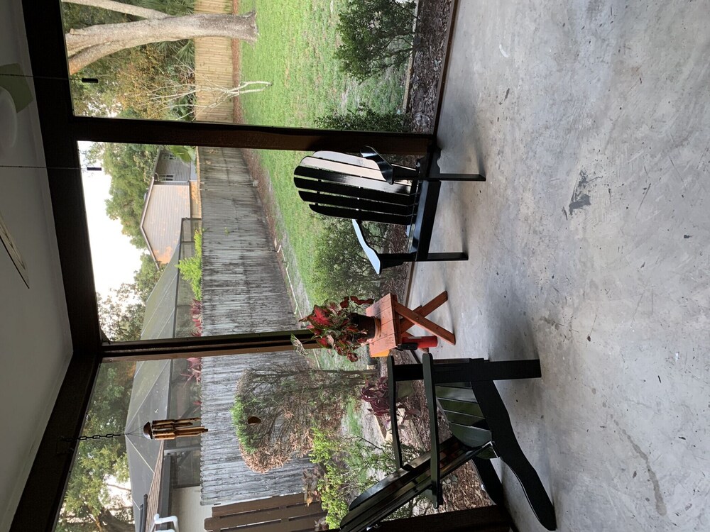 "Zen Oasis"-Private Suite, king bed, kitchenette