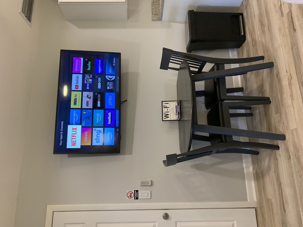 "Zen Oasis"-Private Suite, king bed, kitchenette