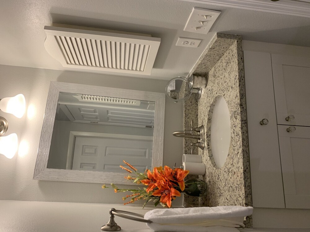 "Zen Oasis"-Private Suite, king bed, kitchenette