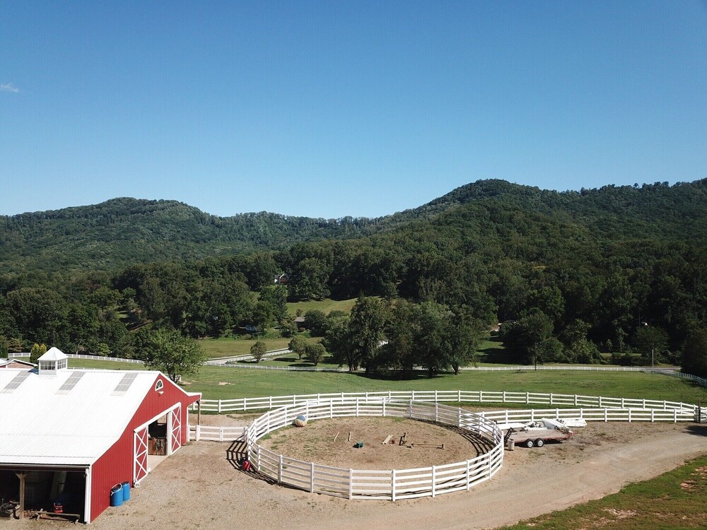 Mountain Views,  Fire Pit, Minutes From Downtown Asheville