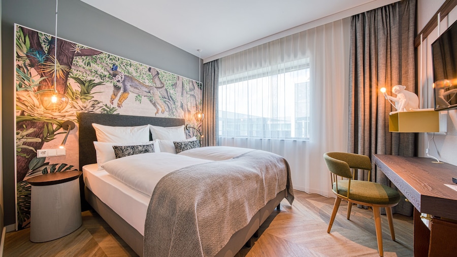 NinetyNine Hotel Amsterdam Airport