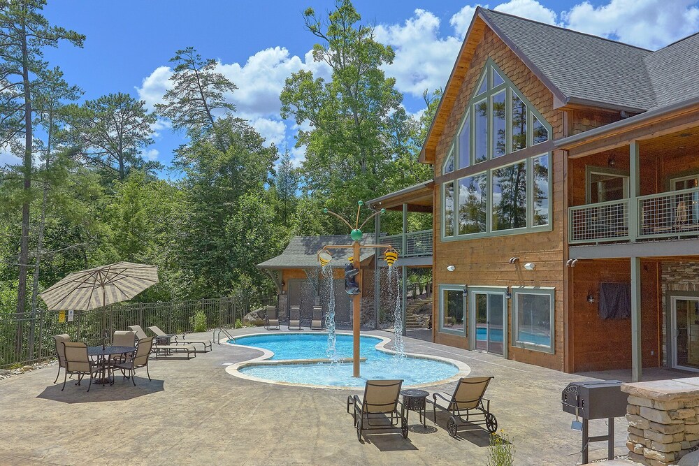 Luxury cabin in Pigeon Forge with a Private Outdoor Pool, Hot Tub and Mountain View