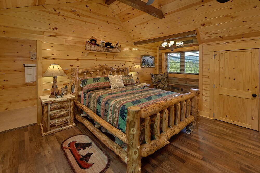 Luxury cabin in Pigeon Forge with a Private Outdoor Pool, Hot Tub and Mountain View