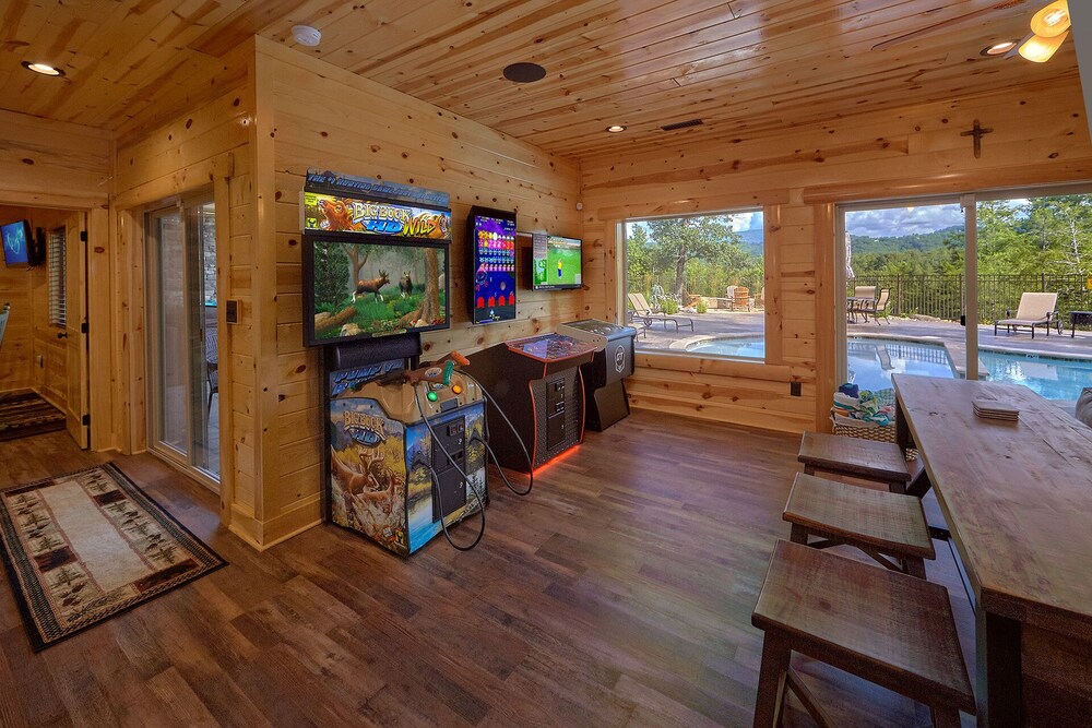 Luxury cabin in Pigeon Forge with a Private Outdoor Pool, Hot Tub and Mountain View