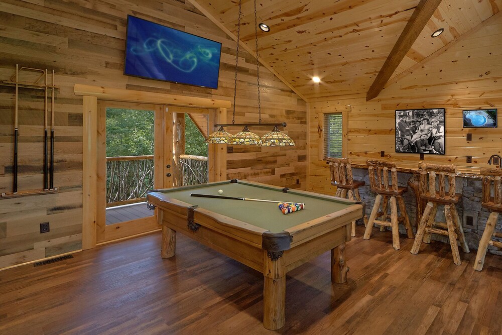 Luxury cabin in Pigeon Forge with a Private Outdoor Pool, Hot Tub and Mountain View