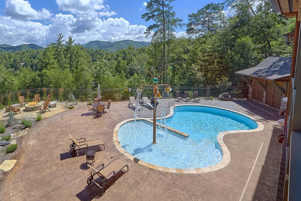 Luxury cabin in Pigeon Forge with a Private Outdoor Pool, Hot Tub and Mountain View