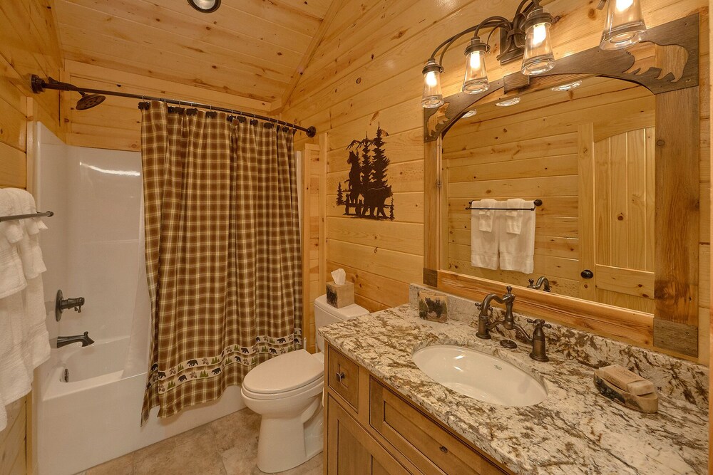 Luxury cabin in Pigeon Forge with a Private Outdoor Pool, Hot Tub and Mountain View