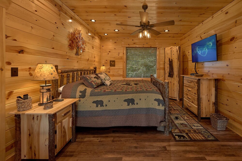 Luxury cabin in Pigeon Forge with a Private Outdoor Pool, Hot Tub and Mountain View