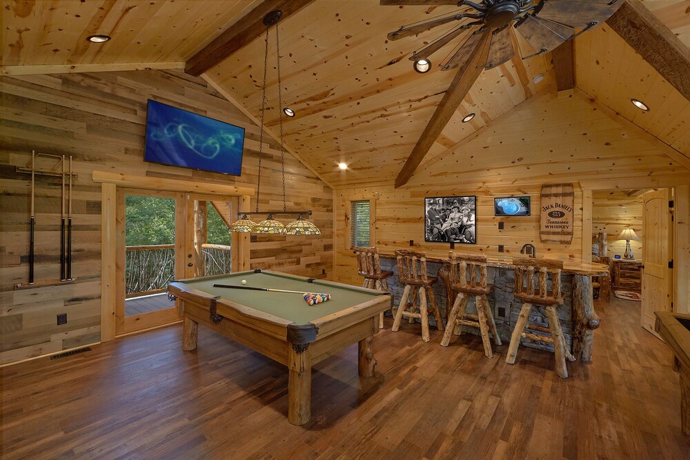 Luxury cabin in Pigeon Forge with a Private Outdoor Pool, Hot Tub and Mountain View