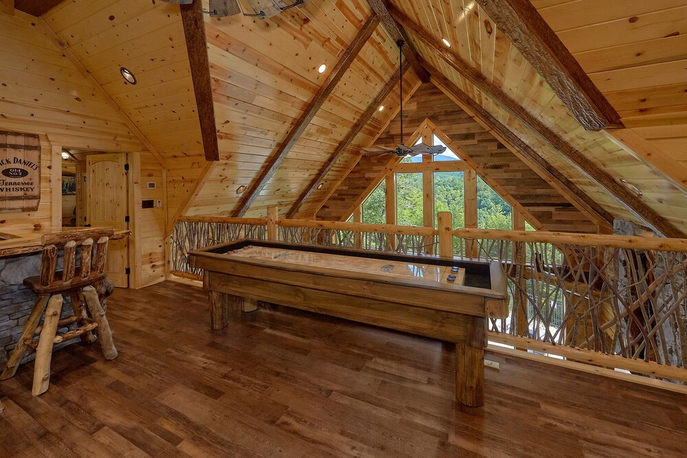 Luxury cabin in Pigeon Forge with a Private Outdoor Pool, Hot Tub and Mountain View