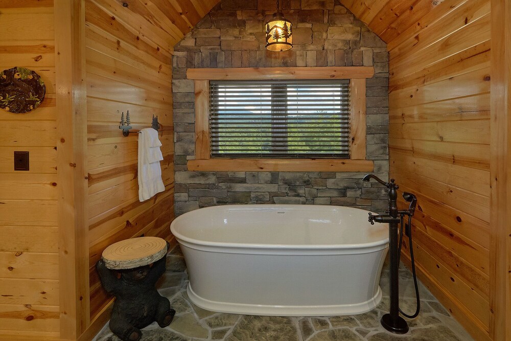 Luxury cabin in Pigeon Forge with a Private Outdoor Pool, Hot Tub and Mountain View