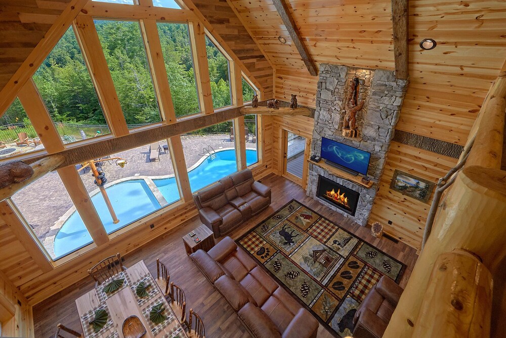 Luxury cabin in Pigeon Forge with a Private Outdoor Pool, Hot Tub and Mountain View