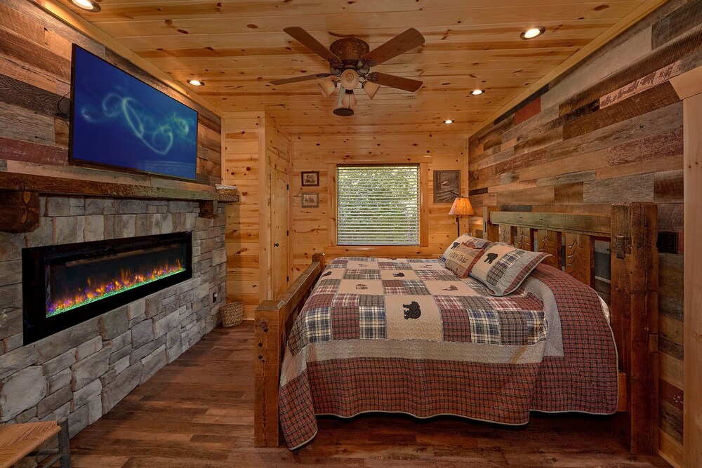 Luxury cabin in Pigeon Forge with a Private Outdoor Pool, Hot Tub and Mountain View