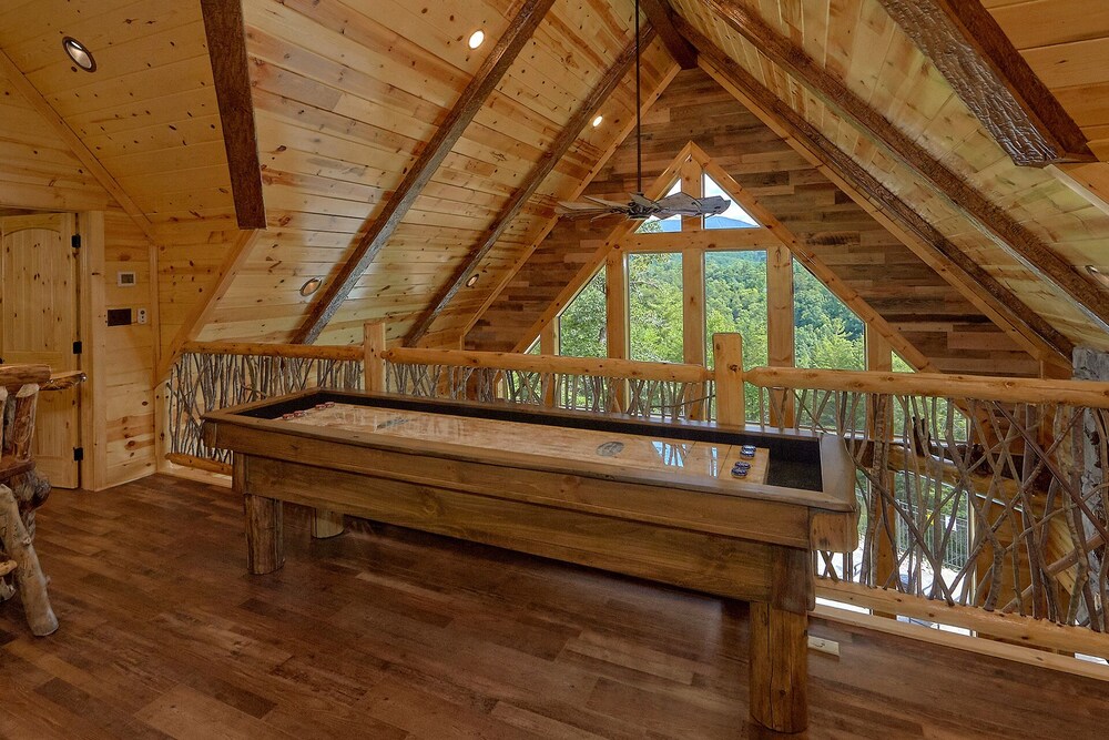 Luxury cabin in Pigeon Forge with a Private Outdoor Pool, Hot Tub and Mountain View