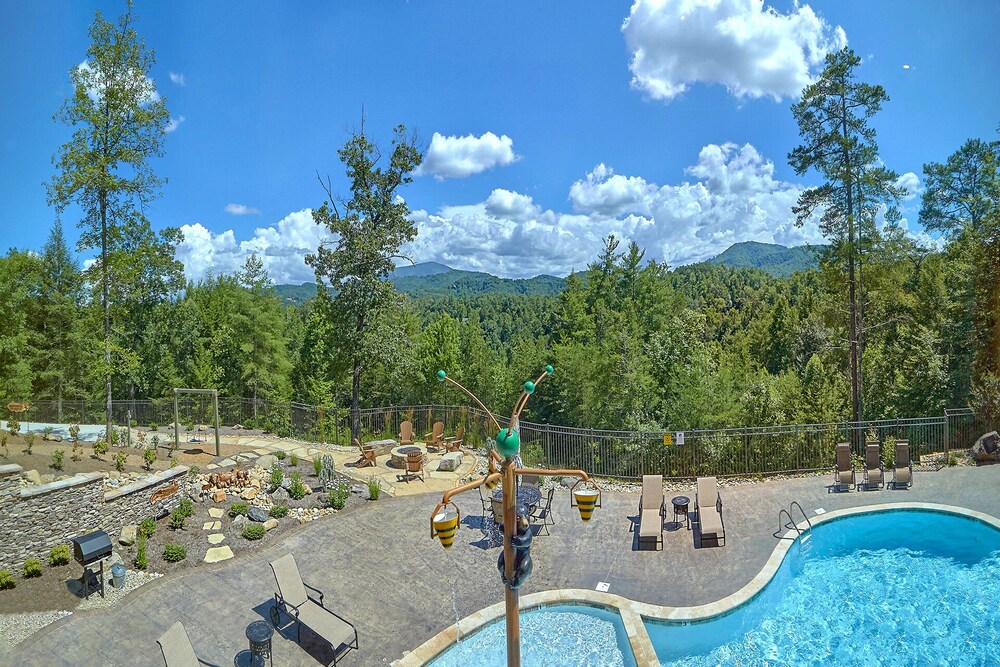 Luxury cabin in Pigeon Forge with a Private Outdoor Pool, Hot Tub and Mountain View