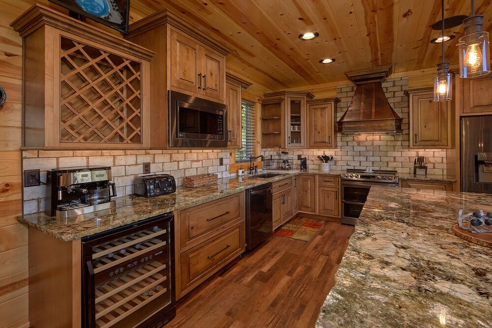 Luxury cabin in Pigeon Forge with a Private Outdoor Pool, Hot Tub and Mountain View