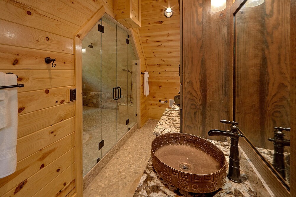 Luxury cabin in Pigeon Forge with a Private Outdoor Pool, Hot Tub and Mountain View