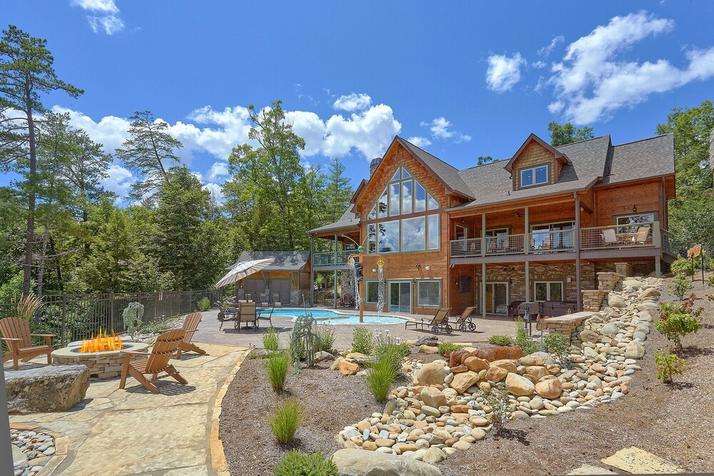 Luxury cabin in Pigeon Forge with a Private Outdoor Pool, Hot Tub and Mountain View