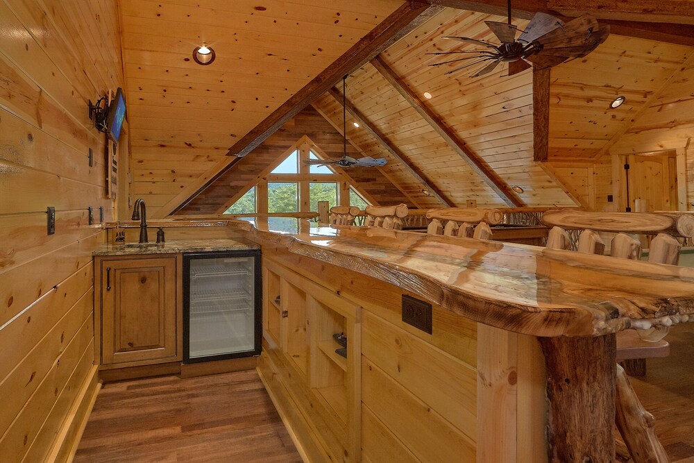 Luxury cabin in Pigeon Forge with a Private Outdoor Pool, Hot Tub and Mountain View