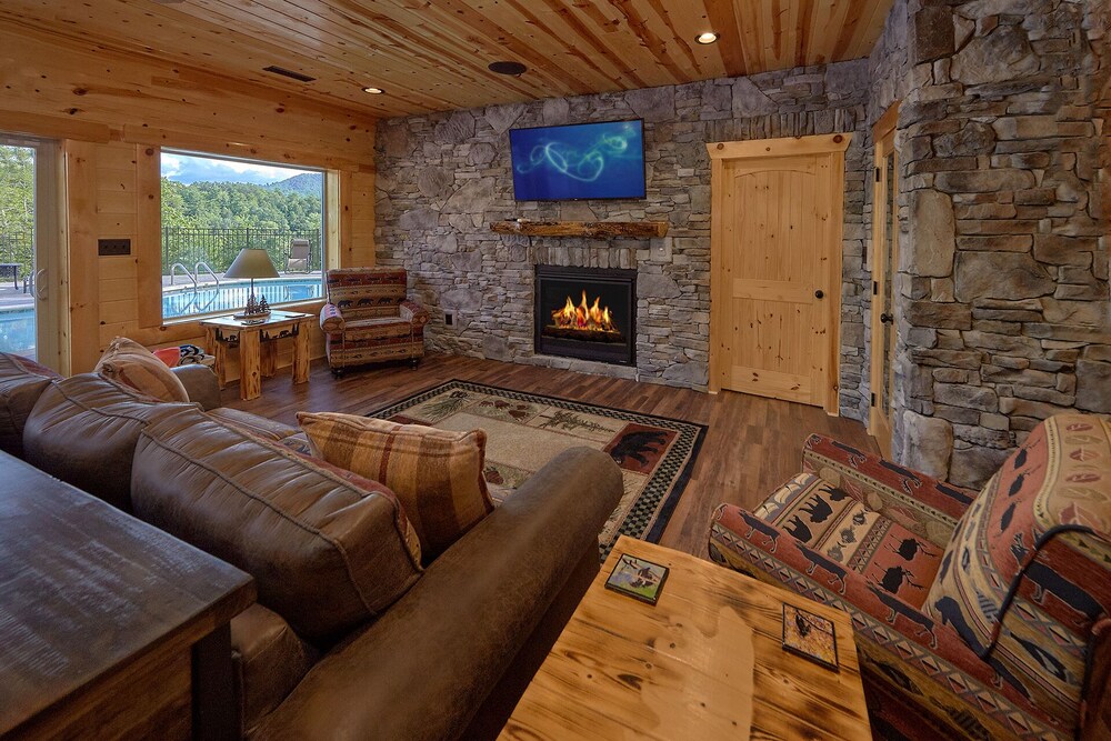 Luxury cabin in Pigeon Forge with a Private Outdoor Pool, Hot Tub and Mountain View