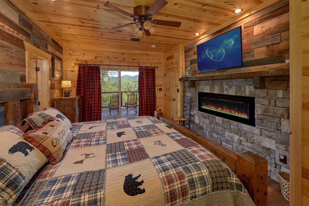 Luxury cabin in Pigeon Forge with a Private Outdoor Pool, Hot Tub and Mountain View