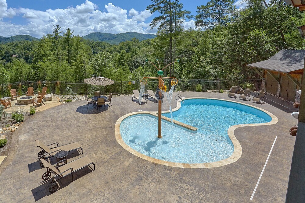 Luxury cabin in Pigeon Forge with a Private Outdoor Pool, Hot Tub and Mountain View