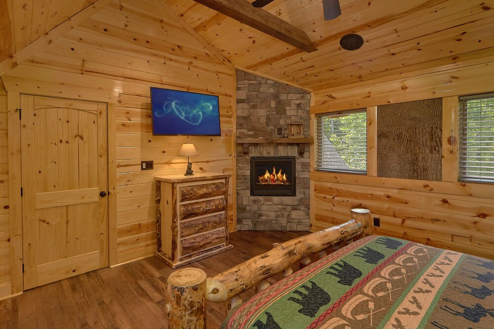 Luxury cabin in Pigeon Forge with a Private Outdoor Pool, Hot Tub and Mountain View