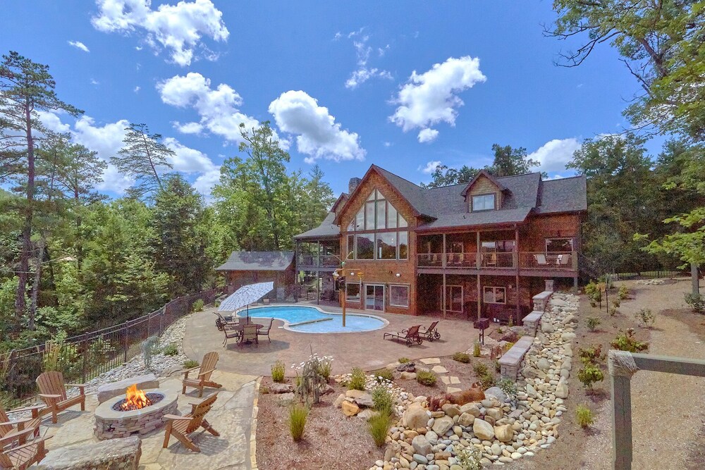 Luxury cabin in Pigeon Forge with a Private Outdoor Pool, Hot Tub and Mountain View