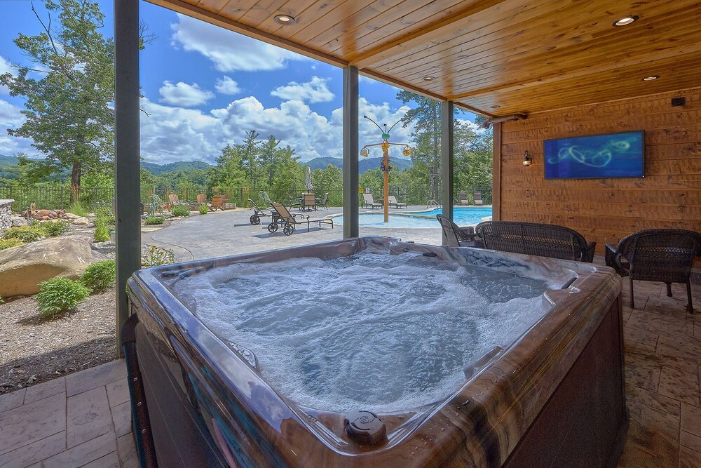 Luxury cabin in Pigeon Forge with a Private Outdoor Pool, Hot Tub and Mountain View