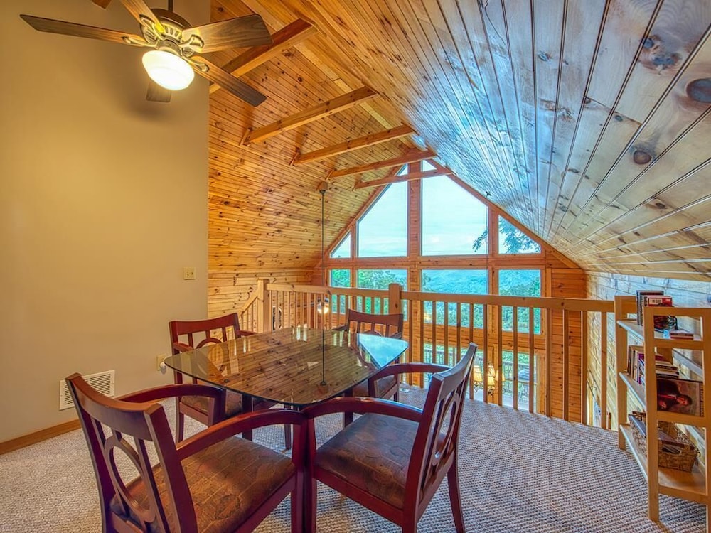 5 BD 3 BA Log Cabin Sleep 13 Long Range Views Hot Tub, Game Room Wifi