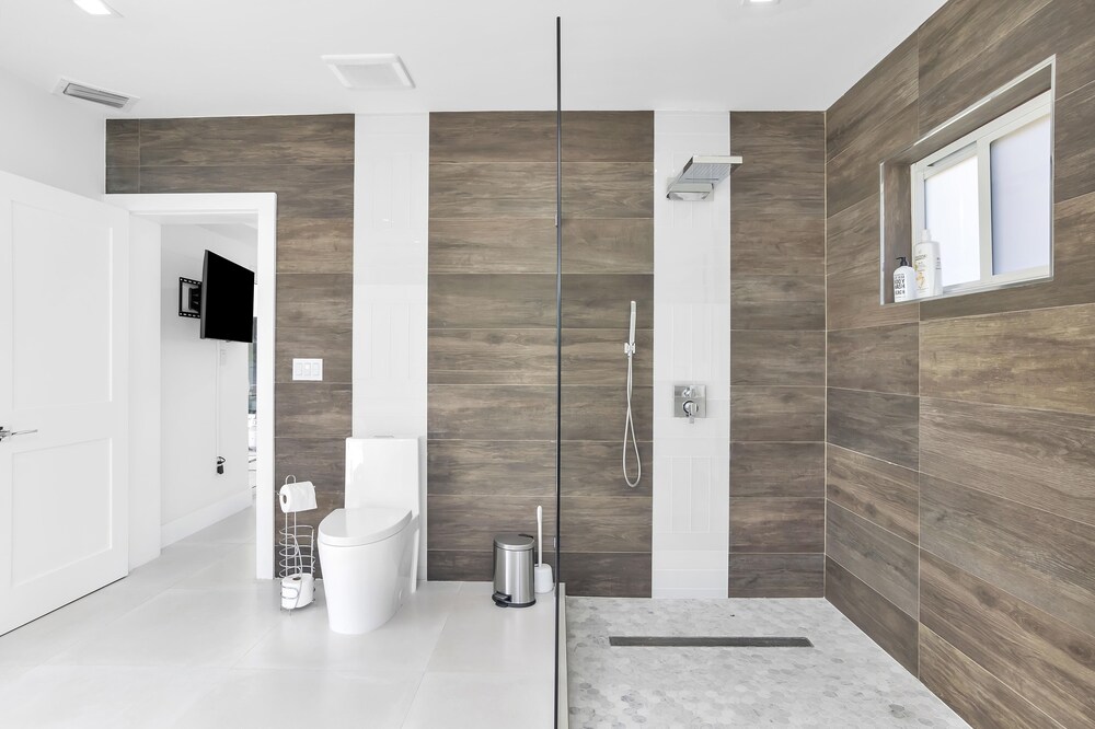 ***Luxury Lake Front Miami House, MUST SEE***