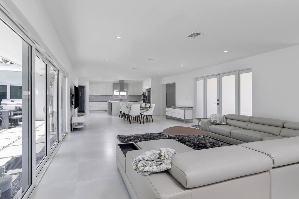 ***Luxury Lake Front Miami House, MUST SEE***