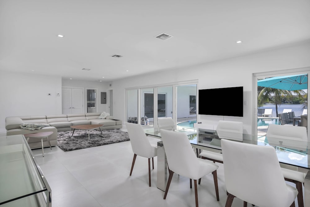 ***Luxury Lake Front Miami House, MUST SEE***