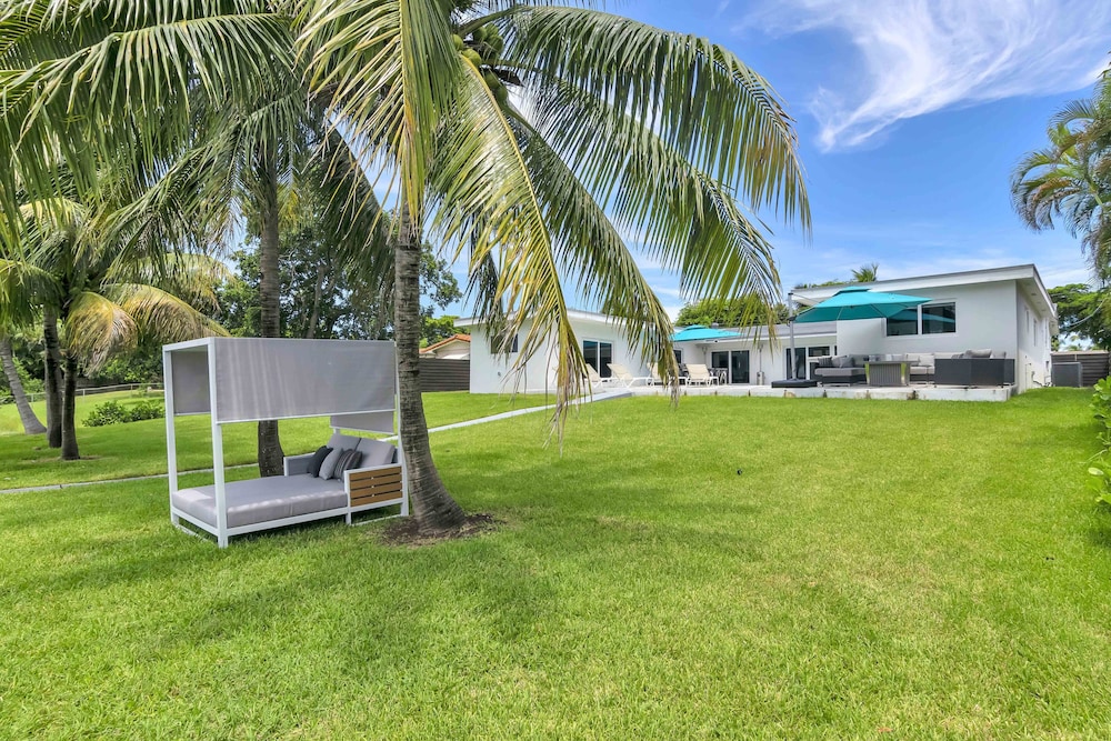 ***Luxury Lake Front Miami House, MUST SEE***