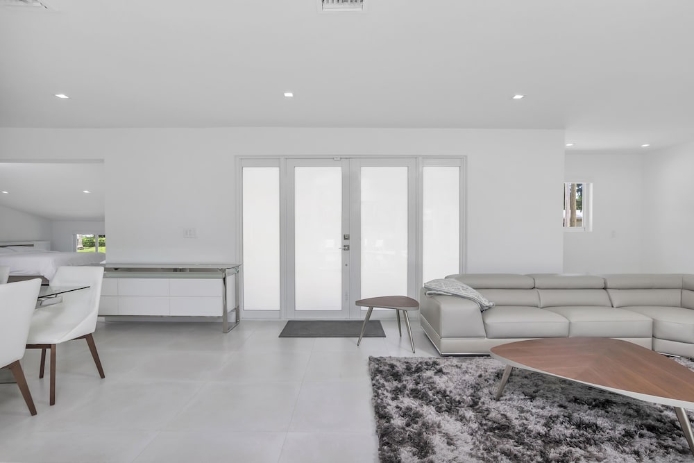 ***Luxury Lake Front Miami House, MUST SEE***