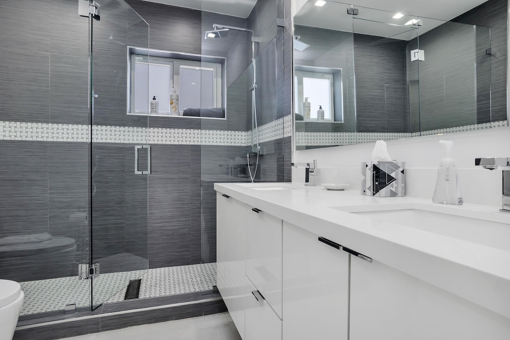 ***Luxury Lake Front Miami House, MUST SEE***