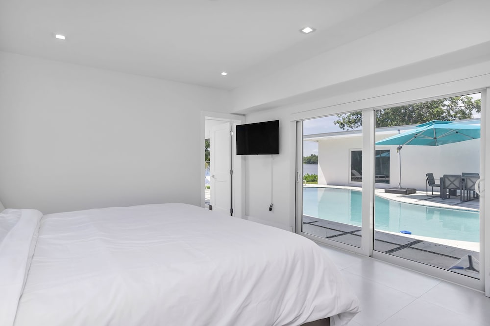 ***Luxury Lake Front Miami House, MUST SEE***