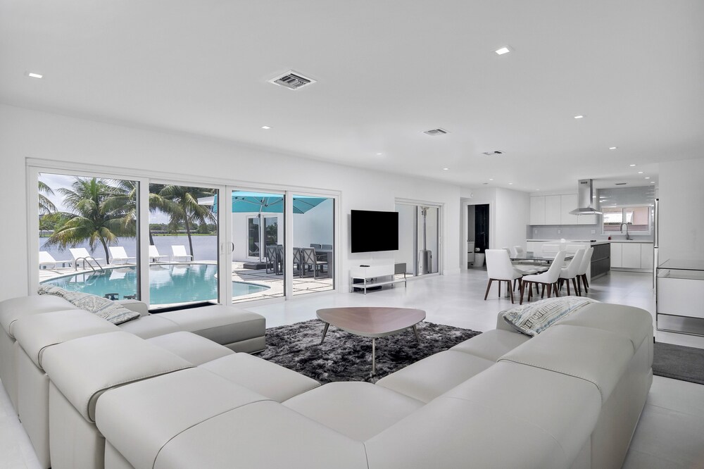 ***Luxury Lake Front Miami House, MUST SEE***