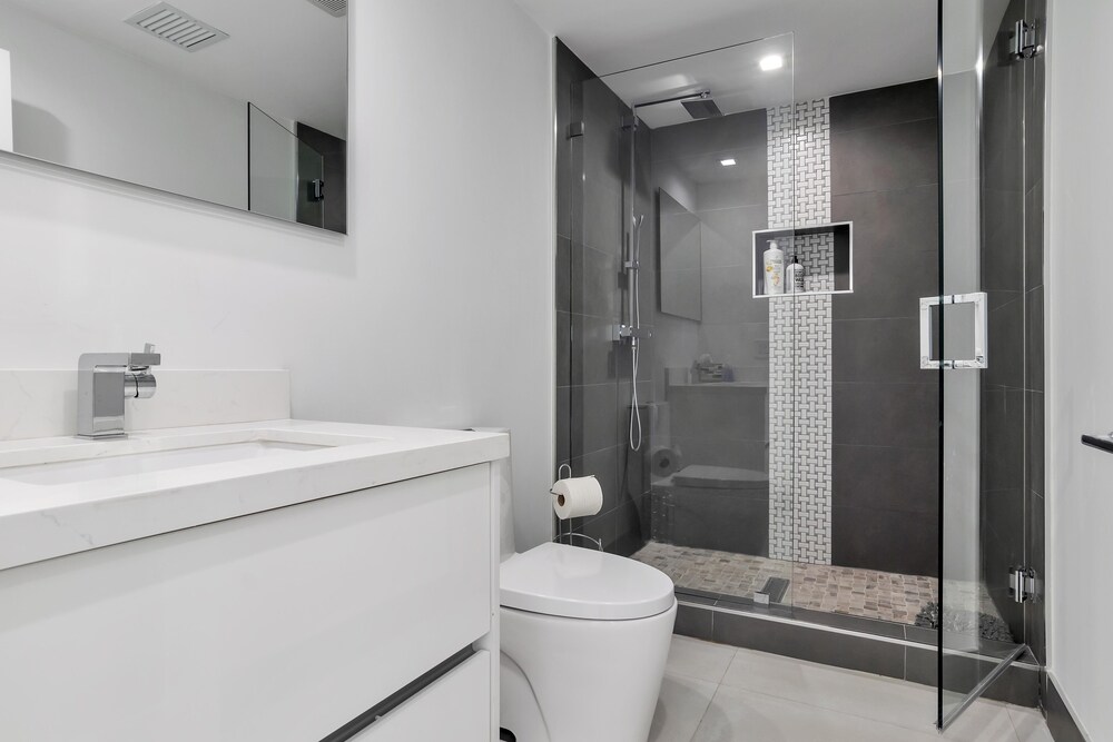 ***Luxury Lake Front Miami House, MUST SEE***