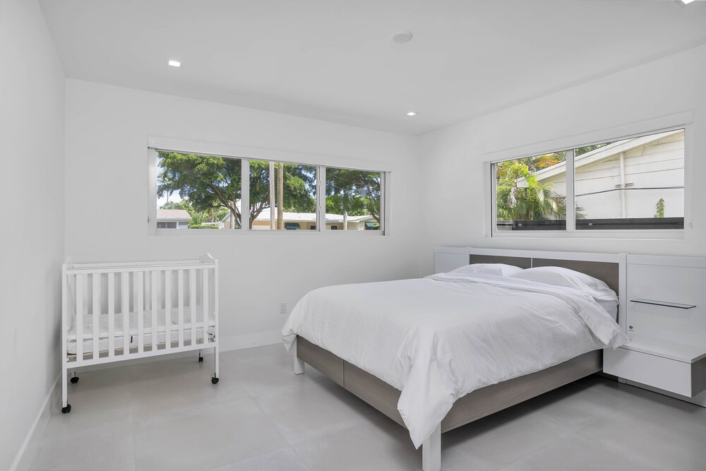 ***Luxury Lake Front Miami House, MUST SEE***