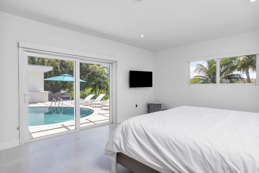 ***Luxury Lake Front Miami House, MUST SEE***