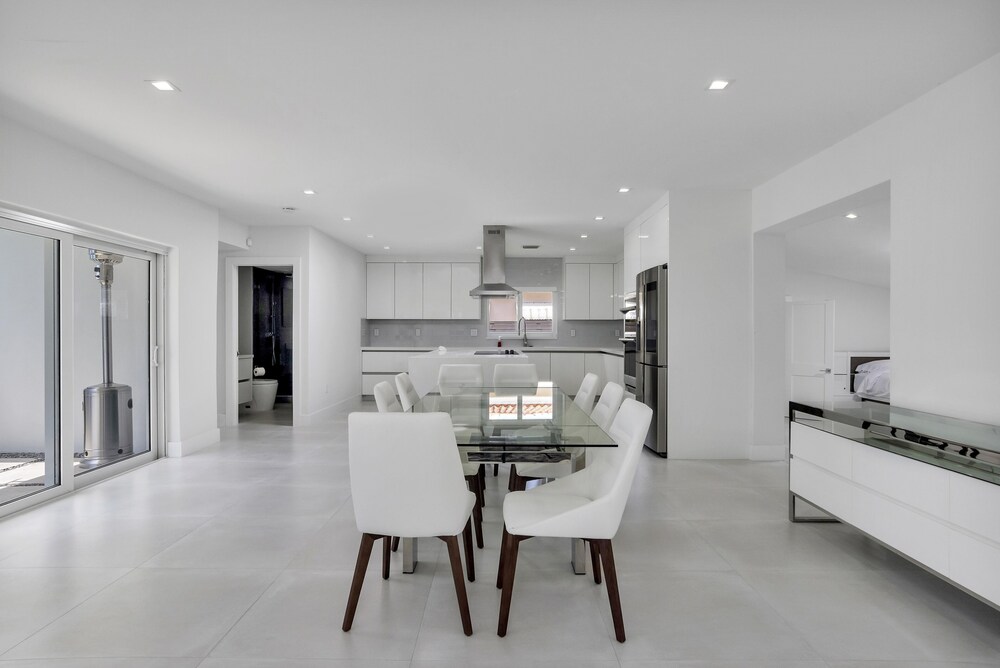 ***Luxury Lake Front Miami House, MUST SEE***