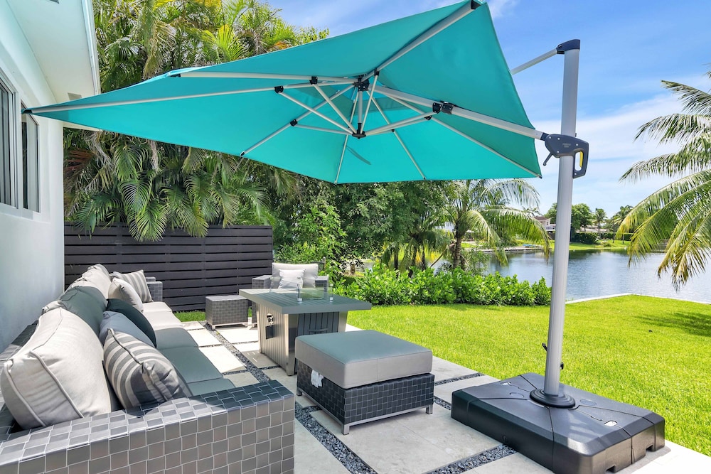 ***Luxury Lake Front Miami House, MUST SEE***