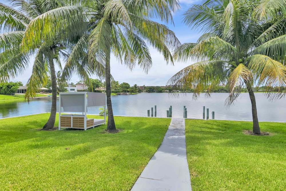 ***Luxury Lake Front Miami House, MUST SEE***