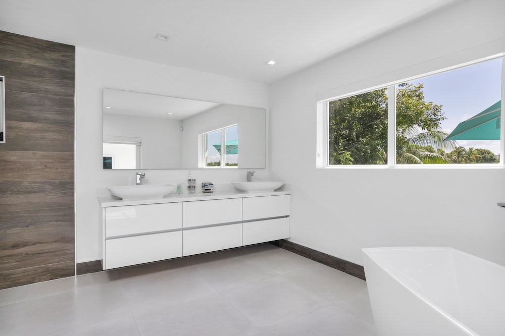 ***Luxury Lake Front Miami House, MUST SEE***