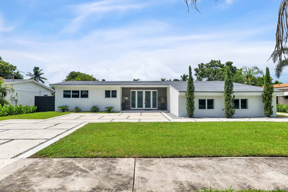 ***Luxury Lake Front Miami House, MUST SEE***