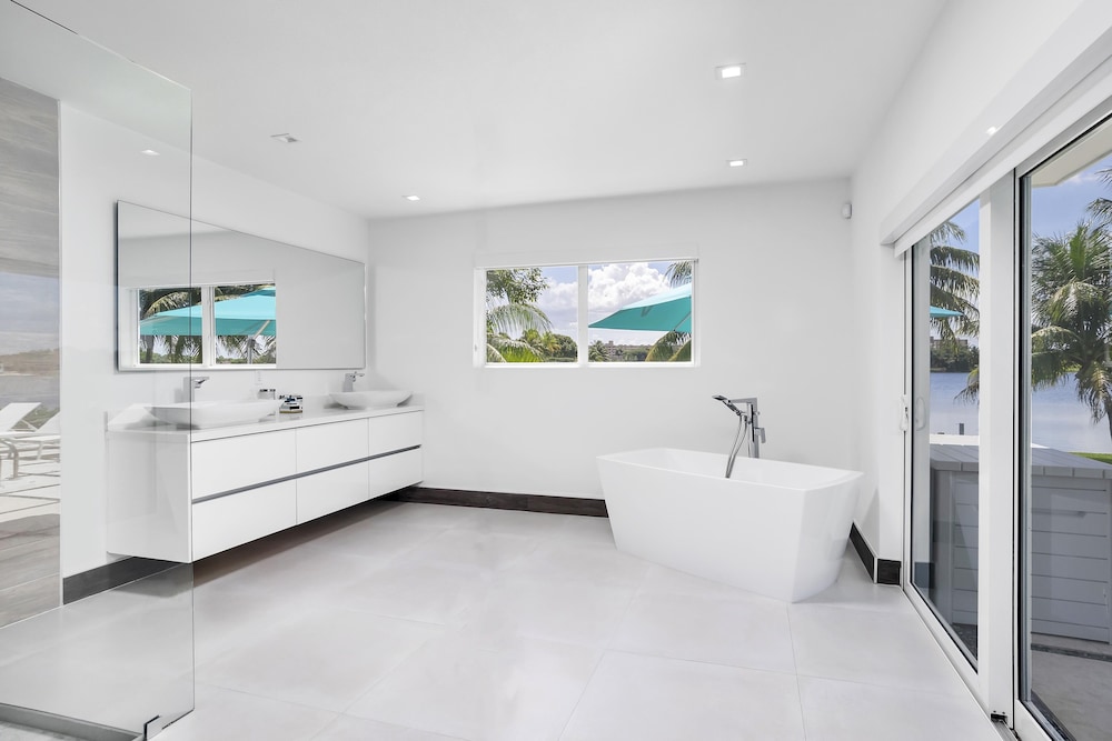 ***Luxury Lake Front Miami House, MUST SEE***