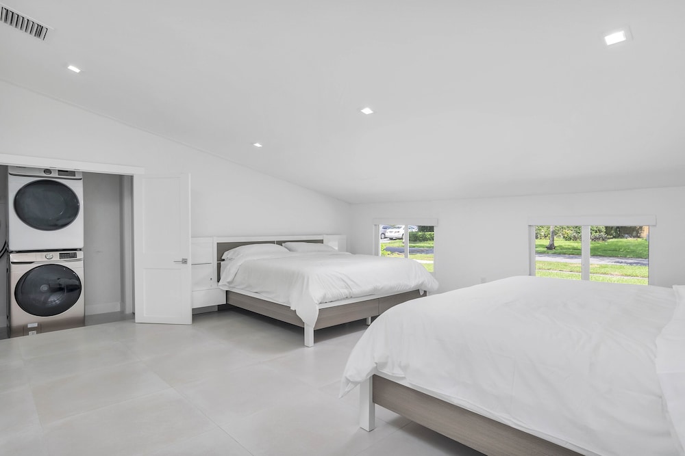 ***Luxury Lake Front Miami House, MUST SEE***