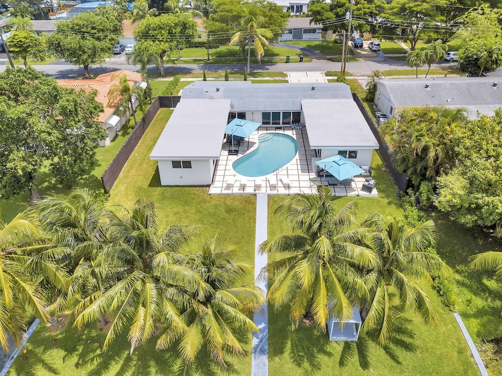 ***Luxury Lake Front Miami House, MUST SEE***