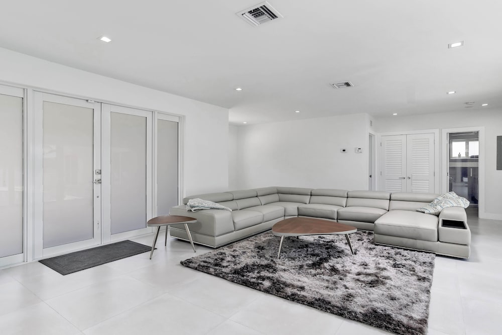 ***Luxury Lake Front Miami House, MUST SEE***